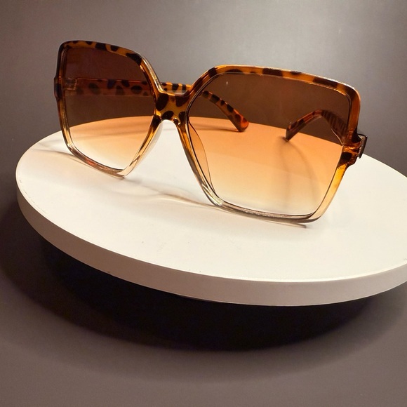 She_Stylish Accessories - Elegant Tortoise Shell Oversized Sunglasses